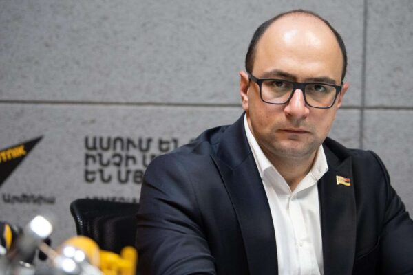 «Պատիվ ունեմ»-ը պետություն-եկեղեցի հարաբերությունների հարցով լսումներ կանցկացնի․ հայտարարության նախագիծը հետաձգվեց երկու ամսով