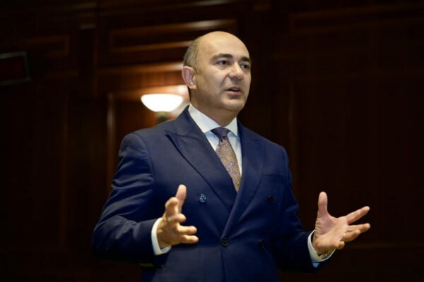 Մենք կորցնում ենք պետությունը, կորցնում ենք մեր հայրենիքը. դրանից չխոսե՞նք։ Չասե՞նք, որ պետք է պայքարել և թույլ չտալ դա. Մարուքյան