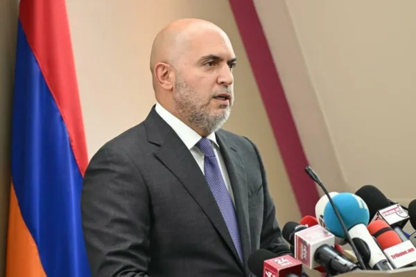 2018-ին Հյուսիսի օգնությամբ իշխանությունը զավթած խեղկատակը այդ նույն Հյուսիսին հիմա պռոշ է անում